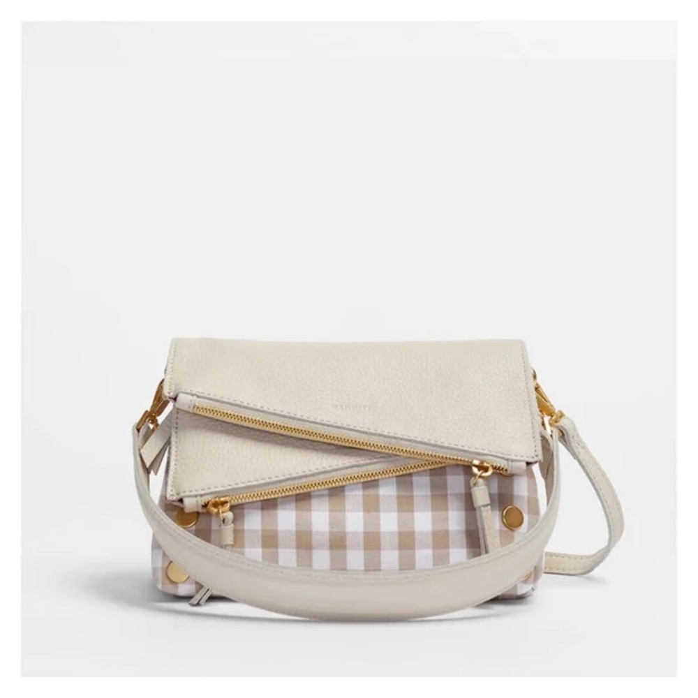 New in box with dust bag. This is a perfect spring/summer bag